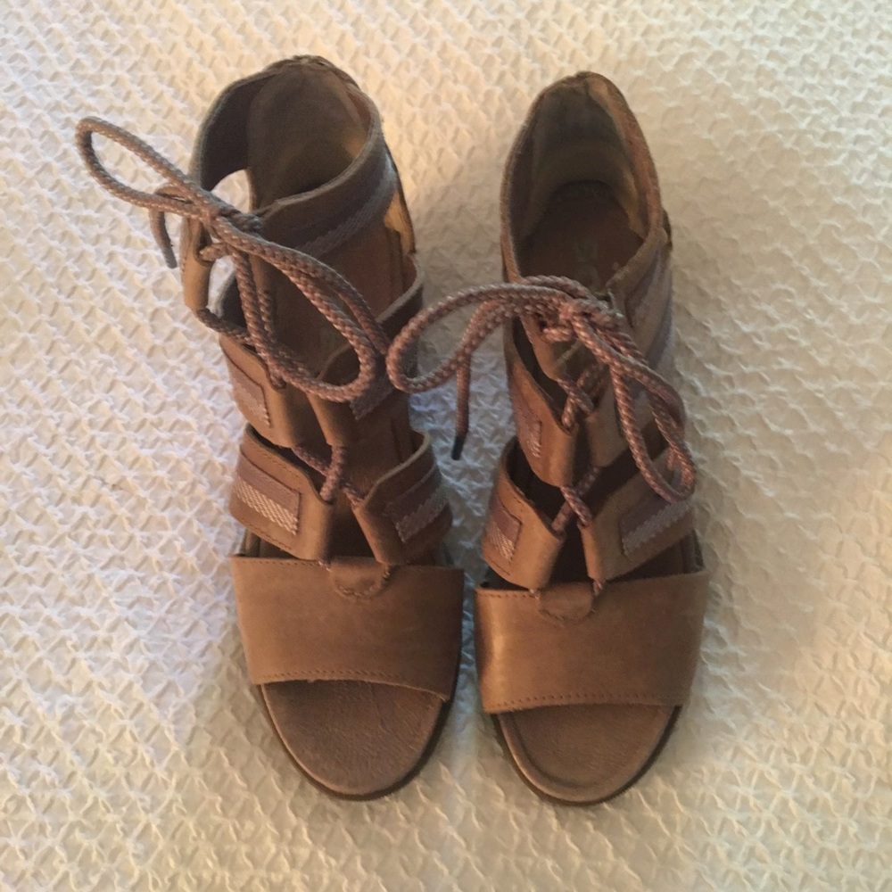 Sorel cutout shoe boots. NWOT.